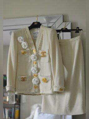 Vintage 1986 chanel tweed ecru jacket and skirt suit set size 40
